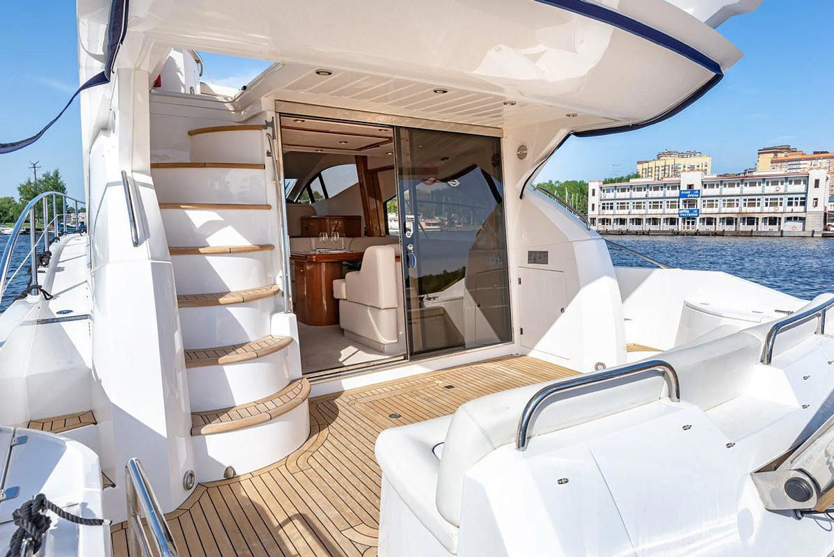 Аренда яхты Sunseeker Predator 50 в Москве - корма